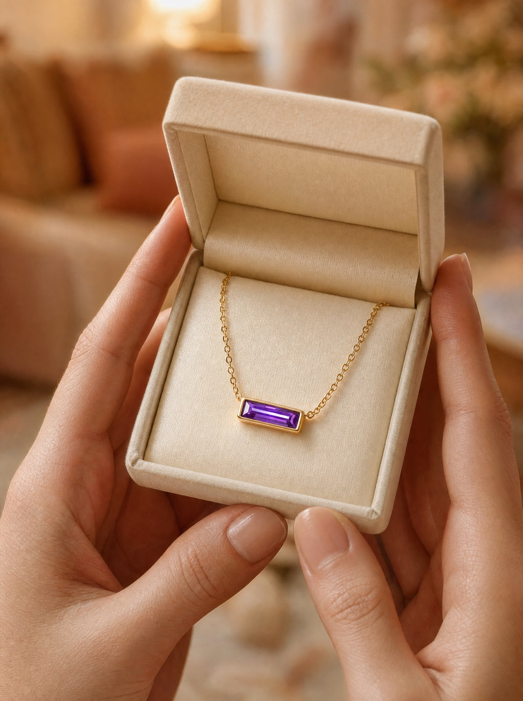 De ketting in het cadeaudoosje