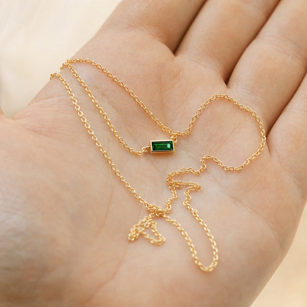 De ketting in de hand